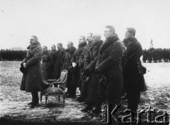 1919-1920 ?, brak miejsca.
Marszałek Józef Piłsudski podczas wojskowej, polowej uroczystości (msza polowa?), w pierwszym rzędzie za Piłsudskim drugi od prawej stoi gen. Edward Rydz-Śmigły, za nim gen. Kazimierz Sosnkowski, podpułkownik Bolesław Wieniawa-Długoszowski [adiutant Piłsudskiego] i podpułkownik Stefan Dąb-Biernacki.

Fot. NN, zbiory Ośrodka KARTA, udostępnił Jacek 
Staszelis.

