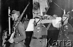 Maj 1935, Kraków, Polska.
Uroczystości pogrzebowe Marszałka Józefa Piłsudskiego, warta honorowa przy zwłokach leżących na katafalku.
Fot. NN, zbiory Ośrodka KARTA, udostępnił Jacek Staszelis.

