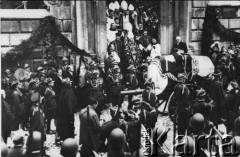 Maj 1935, Kraków, Polska.
Uroczystości pogrzebowe Marszałka Józefa Piłsudskiego. Trumna na lawecie. W tle orszak biskupów.
Fot. NN, zbiory Ośrodka KARTA, udostępnił Jacek Staszelis.

