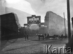 1919-1920, Litwa.
Polskie wojsko na terenie boiska Towarzystwa Gimnastycznego Sokół, widoczne ruiny zamku księcia Gedymina.
Fot. NN, zbiory Ośrodka KARTA, udostępnił Jacek 
Staszelis.

