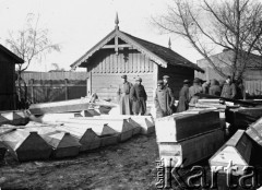 1920,  Łotwa.
5 pułk piechoty Legionów na Łotwie. Przygotowanie trumien dla poległych żołnierzy.
Fot. NN, zbiory Ośrodka KARTA, udostępnił Jacek 
Staszelis.


