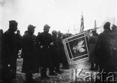 1919-1920 ?, brak miejsca.
Polowa uroczystość wojskowa, w centrum sztandar z białym orłem w koronie, z prawej strony tyłem Naczelnik Józef Piłsudski.
Fot. NN, zbiory Ośrodka KARTA, udostępnił Jacek 
Staszelis.

