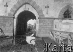 1920, Dyneburg [Dźwińsk], Łotwa.
5 pułk piechoty Legionów na Łotwie. Cytadela w Dźwińsku, brama wjazdowa.
Fot. NN, zbiory Ośrodka KARTA, udostępnił Jacek 
Staszelis.


