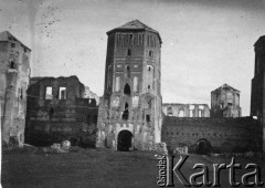 1921, brak miejsca.
Mury miejskie z basztą zniszczone na skutek działań wojennych? Kartka pocztowa wysłana przez żołnierza 5 pułku piechoty Legionów do rodziny w Krakowie, na odwrocie pieczęć poczty polowej z datą 13.07.1921.
Fot. NN, zbiory Ośrodka KARTA, udostępnił Jacek 
Staszelis.

