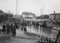 1920, Dyneburg (Dźwińsk),  Łotwa.
5 pułk piechoty Legionów na Łotwie. Kondukt pogrzebowy poległych żołnierzy.
Fot. NN, zbiory Ośrodka KARTA, udostępnił Jacek 
Staszelis.



