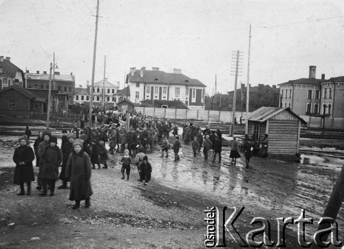 1920, Dyneburg (Dźwińsk),  Łotwa.
5 pułk piechoty Legionów na Łotwie. Kondukt pogrzebowy poległych żołnierzy.
Fot. NN, zbiory Ośrodka KARTA, udostępnił Jacek 
Staszelis.


