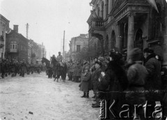 22.02.1920, Dyneburg (Dźwińsk), Łotwa.
Wkroczenie 5 pułku piechoty do Dyneburga, na koniu dowódca 5 pułku major Jerzy Dobrodzicki, defilada przed generałem Edwardem Rydzem-Śmigłym [stoi z prawej strony, zaznaczony krzyżykiem].
Fot. NN, zbiory Ośrodka KARTA, udostępnił Jacek 
Staszelis, także w zbiorach CAW sygn. 25-227.

