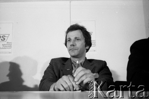 wrzesień-październik 1981, Gdańsk, Polska.
Konferencja prasowa BIPS (Biuro Informacji Prasowej Solidarność) podczas I Krajowego Zjazdu Delegatów NSZZ „Solidarność”. Na zdjęciu przewodniczący Zarządu Regionu  w Bydgoszczy Jan Rulewski.
Fot. Maciej Czarnocki, zbiory Ośrodka KARTA.
