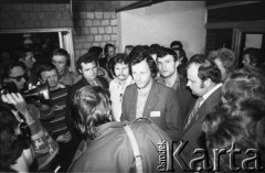 wrzesień-październik 1981, Gdańsk, Polska.
Obrady I Krajowego Zjazdu Delegatów NSZZ „Solidarność”. Na zdjęciu przewodniczący Zarządu Regionu  w Bydgoszczy Jan Rulewski (w środku) rozmawia z dziennikarzami.
Fot. Maciej Czarnocki, zbiory Ośrodka KARTA.
