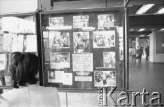 wrzesień-październik 1981, Gdańsk, Polska.
Obrady I Krajowego Zjazdu Delegatów NSZZ „Solidarność”. Wystawa wydawnictw niezależnych zorganizowana w Hali Olivia. Na zdjęciu gablota poświęcona działalności Niezależnej Oficyny Wydawniczej NOWA.
Fot. Maciej Czarnocki, zbiory Ośrodka KARTA.
