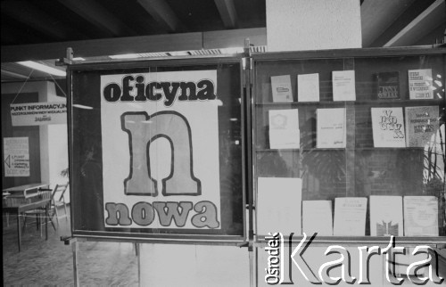 wrzesień-październik 1981, Gdańsk, Polska.
Obrady I Krajowego Zjazdu Delegatów NSZZ „Solidarność”. Wystawa wydawnictw niezależnych zorganizowana w Hali Olivia. Na zdjęciu gablota z wydawnictwami Niezależnej Oficyny Wydawniczej NOWA.
Fot. Maciej Czarnocki, zbiory Ośrodka KARTA.
