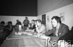 wrzesień-październik 1981, Gdańsk, Polska.
Konferencja prasowa BIPS (Biuro Informacji Prasowej Solidarność) podczas I Krajowego Zjazdu Delegatów NSZZ „Solidarność”. Na zdjęciu  (od prawej) przewodniczący Zarządu Regionu  w Bydgoszczy Jan Rulewski, rzecznik prasowy Zjazdu Janusz Onyszkiewicz, przewodniczący Krajowej Komisji Porozumiewawczej NSZZ 