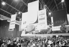 wrzesień-październik 1981, Gdańsk, Polska.
Obrady I Krajowego Zjazdu Delegatów NSZZ „Solidarność”. Hala Olivia wypełniona delegatami.
Fot. Maciej Czarnocki, zbiory Ośrodka KARTA.
