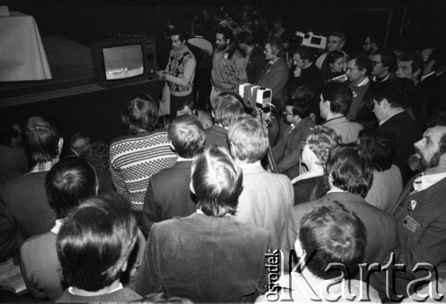 wrzesień-październik 1981, Gdańsk, Polska.
Obrady I Krajowego Zjazdu Delegatów NSZZ „Solidarność”. Na zdjęciu delegaci i dziennikarze oglądają telewizję.
Fot. Maciej Czarnocki, zbiory Ośrodka KARTA.
