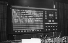 6.10.1981, Gdańsk, Polska.
Obrady I Krajowego Zjazdu Delegatów NSZZ „Solidarność”. Na zdjęciu tablica elektroniczna, na której wyświetlono komunikat: „Od 3 dni czł. Solidarności w Lublinie mogą przez głośniki ustawione przez budynkiem Zarządu Regionu słuchać na żywo obrad Zjazdu. Jest to pierwszy przekaz masowej komunikacji dźwiękowej związku, który stał się faktem”.
Fot. Maciej Czarnocki, zbiory Ośrodka KARTA.
