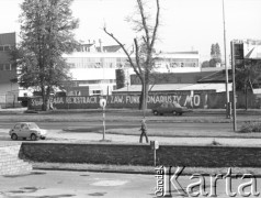 wrzesień-październik 1981, Gdańsk, Polska.
Okolice Hali Olivi, w której odbywały się obrady I Krajowego Zjazdu Delegatów NSZZ „Solidarność”. Na murze napisano „Solidarność żąda rejestracji zw. zaw. funkcjonariuszy MO”. 
Fot. Maciej Czarnocki, zbiory Ośrodka KARTA.
