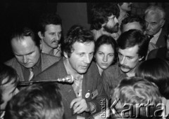 wrzesień-październik 1981, Gdańsk, Polska.
Obrady I Krajowego Zjazdu Delegatów NSZZ „Solidarność”. Na zdjęciu przewodniczący Zarządu Regionu  w Bydgoszczy Jan Rulewski (w środku) rozmawia z dziennikarzami.
Fot. Maciej Czarnocki, zbiory Ośrodka KARTA.
