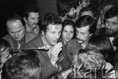 wrzesień-październik 1981, Gdańsk, Polska.
Obrady I Krajowego Zjazdu Delegatów NSZZ „Solidarność”. Na zdjęciu przewodniczący Zarządu Regionu  w Bydgoszczy Jan Rulewski (w środku z podniesioną ręką) rozmawia z dziennikarzami.
Fot. Maciej Czarnocki, zbiory Ośrodka KARTA.
