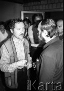 wrzesień-październik 1981, Gdańsk, Polska.
Obrady I Krajowego Zjazdu Delegatów NSZZ „Solidarność”. Na zdjęciu rzecznik prasowy Zjazdu Janusz Onyszkiewicz (1. z lewej).
Fot. Maciej Czarnocki, zbiory Ośrodka KARTA.
