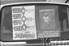 wrzesień-październik 1981, Gdańsk, Polska.
Obrady I Krajowego Zjazdu Delegatów NSZZ „Solidarność”. Na szybie autokaru przylepiono plakaty dotyczące Zjazdu.
Fot. Maciej Czarnocki, zbiory Ośrodka KARTA.
