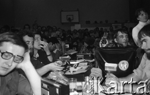 wrzesień-październik 1981, Gdańsk, Polska.
Obrady I Krajowego Zjazdu Delegatów NSZZ „Solidarność”. Na zdjęciu dziennikarze na konferencji prasowej.
Fot. Maciej Czarnocki, zbiory Ośrodka KARTA.
