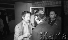 wrzesień-październik 1981, Gdańsk, Polska.
Obrady I Krajowego Zjazdu Delegatów NSZZ „Solidarność”. Na zdjęciu rzecznik prasowy Zjazdu Janusz Onyszkiewicz (1 z prawej).
Fot. Maciej Czarnocki, zbiory Ośrodka KARTA.
