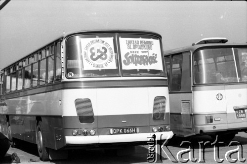wrzesień-październik 1981, Gdańsk, Polska.
Obrady I Krajowego Zjazdu Delegatów NSZZ „Solidarność”. Autobus delegatów na Zjazd ze Śląska Opolskiego, na szybie przyklejono plakaty.
Fot. Maciej Czarnocki, zbiory Ośrodka KARTA.
