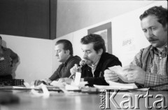 wrzesień-październik 1981, Gdańsk, Polska.
Konferencja prasowa BIPS (Biuro Informacji Prasowej Solidarność) podczas I Krajowego Zjazdu Delegatów NSZZ „Solidarność”. Na zdjęciu  (od prawej) rzecznik prasowy Zjazdu Janusz Onyszkiewicz, przewodniczący Krajowej Komisji Porozumiewawczej NSZZ 