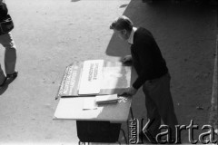 wrzesień-październik 1981, Gdańsk, Polska.
Obrady I Krajowego Zjazdu Delegatów NSZZ „Solidarność”. Mężczyzna sprzedaje plakaty i znaczki.
Fot. Maciej Czarnocki, zbiory Ośrodka KARTA.
