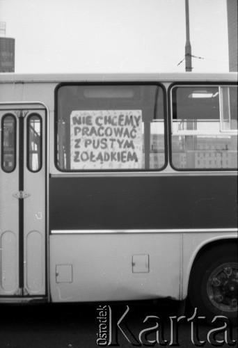 3-5.08.1981, Warszawa, Polska.
Kierowcy autobusów miejskich i ciężarówek zablokowali rondo u zbiegu ulic Marszałkowskiej i Alei Jerozolimskich. Protestowali w ten sposób przeciwko obniżce kartkowych przydziałów mięsa i trudnościom zaopatrzeniowym. Strajk został zorganizowany przez Zarząd Regionu NSZZ 