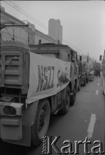 3-5.08.1981, Warszawa, Polska.
Kierowcy autobusów miejskich i ciężarówek zablokowali rondo u zbiegu ulic Marszałkowskiej i Alei Jerozolimskich. Protestowali w ten sposób przeciwko obniżce kartkowych przydziałów mięsa i trudnościom zaopatrzeniowym. Strajk został zorganizowany przez Zarząd Regionu NSZZ 