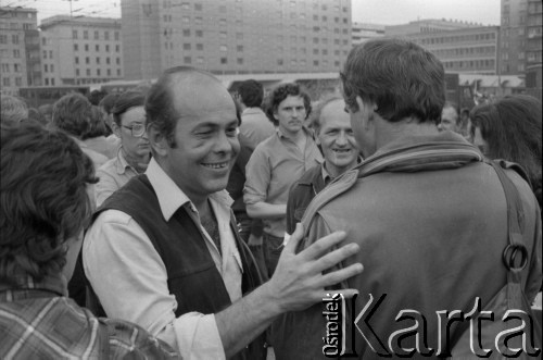 3-5.08.1981, Warszawa, Polska.
Kierowcy autobusów miejskich i ciężarówek zablokowali rondo u zbiegu ulic Marszałkowskiej i Alei Jerozolimskich. Protestowali w ten sposób przeciwko obniżce kartkowych przydziałów mięsa i trudnościom zaopatrzeniowym. Strajk został zorganizowany przez Zarząd Regionu NSZZ 