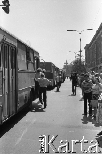 3-5.08.1981, Warszawa, Polska.
Kierowcy autobusów miejskich i ciężarówek zablokowali rondo u zbiegu ulic Marszałkowskiej i Alei Jerozolimskich. Protestowali w ten sposób przeciwko obniżce kartkowych przydziałów mięsa i trudnościom zaopatrzeniowym. Strajk został zorganizowany przez Zarząd Regionu NSZZ 