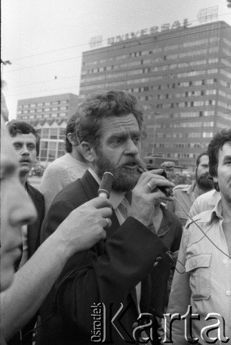 3-5.08.1981, Warszawa, Polska.
Kierowcy autobusów miejskich i ciężarówek zablokowali rondo u zbiegu ulic Marszałkowskiej i Alei Jerozolimskich. Protestowali w ten sposób przeciwko obniżce kartkowych przydziałów mięsa i trudnościom zaopatrzeniowym. Strajk został zorganizowany przez Zarząd Regionu NSZZ 