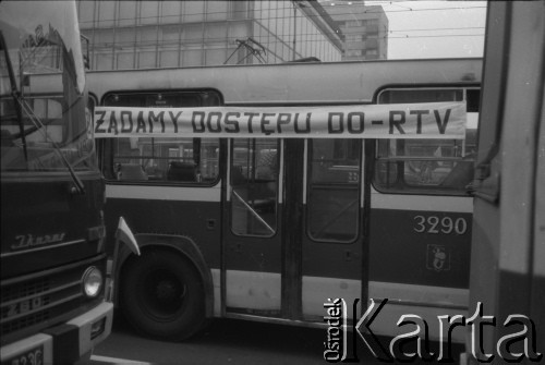 3-5.08.1981, Warszawa, Polska.
Kierowcy autobusów miejskich i ciężarówek zablokowali rondo u zbiegu ulic Marszałkowskiej i Alei Jerozolimskich. Protestowali w ten sposób przeciwko obniżce kartkowych przydziałów mięsa i trudnościom zaopatrzeniowym. Strajk został zorganizowany przez Zarząd Regionu NSZZ 