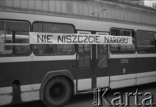 3-5.08.1981, Warszawa, Polska.
Kierowcy autobusów miejskich i ciężarówek zablokowali rondo u zbiegu ulic Marszałkowskiej i Alei Jerozolimskich. Protestowali w ten sposób przeciwko obniżce kartkowych przydziałów mięsa i trudnościom zaopatrzeniowym. Strajk został zorganizowany przez Zarząd Regionu NSZZ 