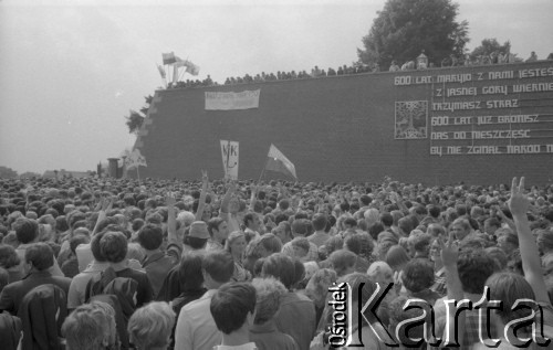 Sierpień 1982, Częstochowa, Warszawa
Tłum pielgrzymów zgromadzonych przed klasztorem na Jasnej Górze z okazji 600-lecia istnienia klasztoru. 
Fot. Maciej Czarnocki, zbiory Ośrodka KARTA