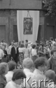 Sierpień 1982, Częstochowa, Polska
Pielgrzymi na Jasnej Górze, na murze zawieszono wizerunek Matki Boskiej Częstochowskiej.
Fot. Maciej Czarnocki, zbiory Ośrodka KARTA