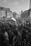 1-3.05.1982, Warszawa, Polska.
Demonstracja niezależna na placu Zamkowym. Na zdjęciu: manifestanci, w tle widać Zamek Królewski i fragment kolumny Zygmunta.
Fot. Maciej Czarnocki, zbiory Ośrodka KARTA