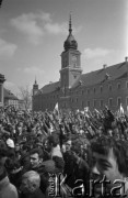 1-3.05.1982, Warszawa, Polska.
Demonstracja niezależna na placu Zamkowym. Na zdjęciu: manifestanci, w tle widać Zamek Królewski.
Fot. Maciej Czarnocki, zbiory Ośrodka KARTA