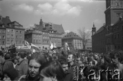 1-3.05.1982, Warszawa, Polska.
Demonstracja niezależna na placu Zamkowym. Na zdjęciu: manifestanci z transparentami, w tle widać Zamek Królewski.
Fot. Maciej Czarnocki, zbiory Ośrodka KARTA