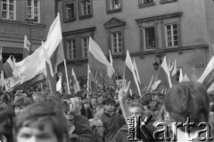 1-3.05.1982, Warszawa, Polska.
Demonstracja niezależna na placu Zamkowym. Na zdjęciu: manifestanci z flagami.
Fot. Maciej Czarnocki, zbiory Ośrodka KARTA