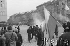 1-3.05.1982, Warszawa, Polska.
Demonstracja niezależna na placu Zamkowym. Na zdjęciu: manifestanci z flagami, w tle samochody milicyjne.
Fot. Maciej Czarnocki, zbiory Ośrodka KARTA