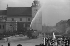 1-3.05.1982, Warszawa, Polska.
Demonstracja niezależna na placu Zamkowym. Na zdjęciu: milicja tłumi demonstrację używając armatek wodnych.
Fot. Maciej Czarnocki, zbiory Ośrodka KARTA