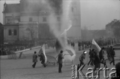 1-3.05.1982, Warszawa, Polska.
Demonstracja niezależna na placu Zamkowym. Na zdjęciu: milicja tłumi demonstrację używając armatek wodnych.
Fot. Maciej Czarnocki, zbiory Ośrodka KARTA