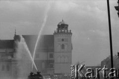 1-3.05.1982, Warszawa, Polska.
Demonstracja niezależna na placu Zamkowym. Na zdjęciu: milicja tłumi demonstrację używając armatek wodnych.
Fot. Maciej Czarnocki, zbiory Ośrodka KARTA