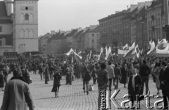 1-3.05.1982, Warszawa, Polska.
Demonstracja niezależna na placu Zamkowym. Na zdjęciu: manifestanci z flagami.
Fot. Maciej Czarnocki, zbiory Ośrodka KARTA