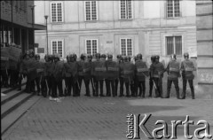 1-3.05.1982, Warszawa, Polska.
Demonstracja niezależna na placu Zamkowym. Na zdjęciu: oddział milicji.
Fot. Maciej Czarnocki, zbiory Ośrodka KARTA