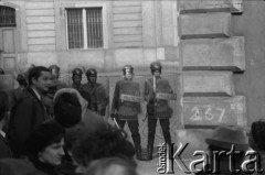 1-3.05.1982, Warszawa, Polska.
Demonstracja niezależna na placu Zamkowym. Na zdjęciu: oddział milicji.
Fot. Maciej Czarnocki, zbiory Ośrodka KARTA