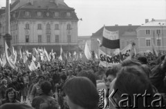 1-3.05.1982, Warszawa, Polska.
Demonstracja niezależna na placu Zamkowym. Na zdjęciu: manifestanci z flagami.
Fot. Maciej Czarnocki, zbiory Ośrodka KARTA